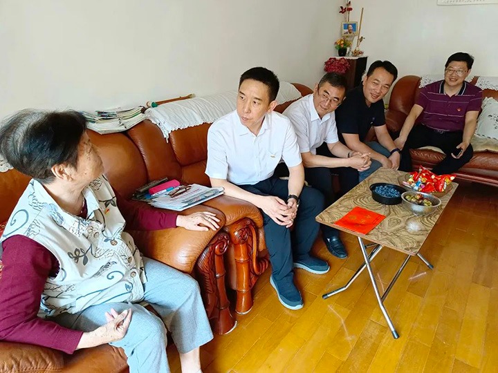 走访慰问老党员　不忘初心送眷注——云煤（鸿运国际）集团党委副书记、工会主席王鑫到老干党总支开展“七一”慰问运动