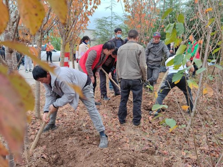 提升墟落人居情形 共绘墟落新画卷——集团驻村事情队与寿山村群众共建樱唬；；；；ù蟮